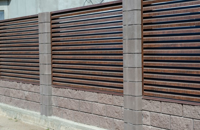 Заборы-жалюзи: как выбрать между металлом и деревом?