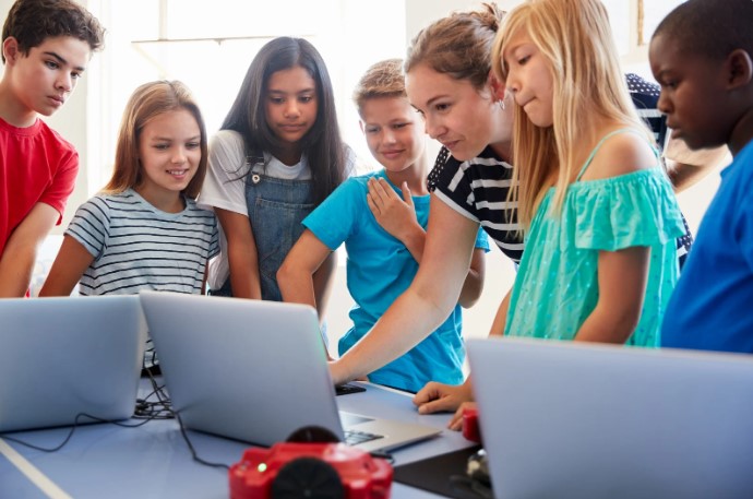 Як курси кодування допомагають школярам у навчанні: логіка, математика, критичне мислення